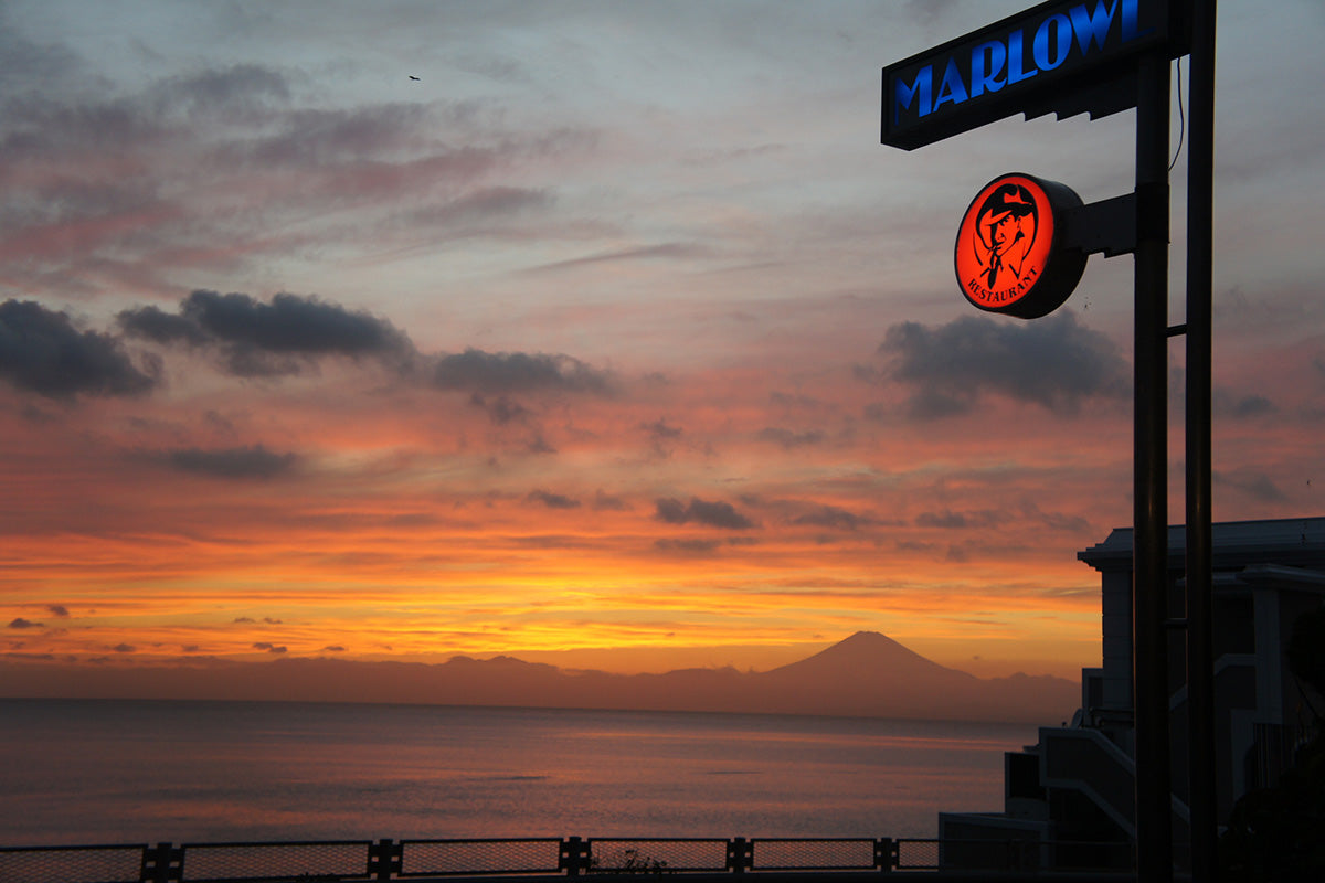 辻陽太×マーロウ「Unbound MARLOWE」コラボTシャツ(ネオン看板)