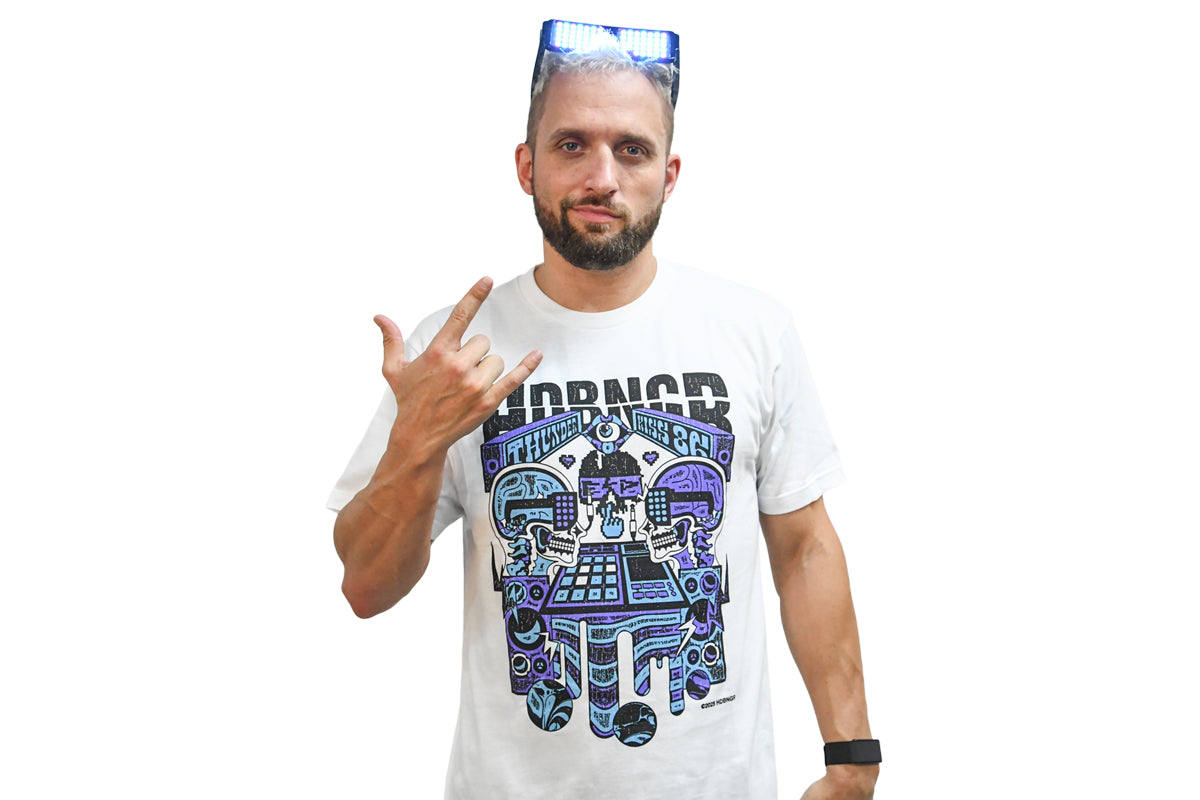 エル・ファンタズモ「HDBNGR」イラストTシャツ（ホワイト）